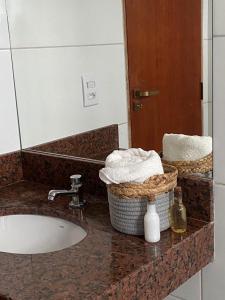 安谢塔Pousada Ventura的浴室的柜台设有水槽和镜子