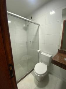 安谢塔Pousada Ventura的一间带卫生间和玻璃淋浴间的浴室