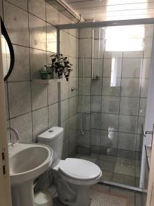 圣若泽Apartamento Studio com banheiro privativo的浴室配有卫生间、盥洗盆和淋浴。