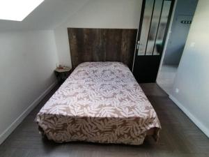 杜埃拉丰坦Appartement climatisé avec parking privé gratuit的一间卧室配有一张带棕色棉被的床