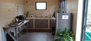 圣菲利普Baril O'thentik的厨房配有冰箱和水槽
