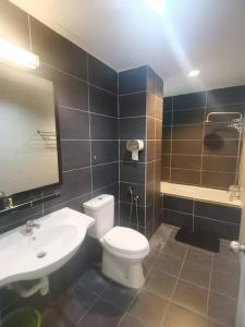 怡保Kinta Riverfront Suite @ Cozy Ipoh- 7paxs的浴室配有白色卫生间和盥洗盆。