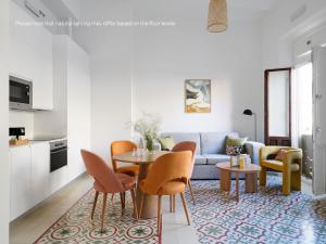 塞维利亚numa I Solea Apartments的客厅配有桌椅和沙发