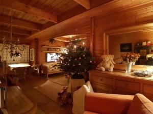 GrandeventMont Blanc Chalet的小屋内的客厅,配有圣诞树