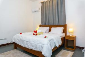 帕杰Tamu House Pajé Beach的一间卧室配有一张带两张蜡烛的床。