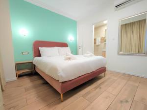 耶路撒冷帕雷酒店的一间卧室,卧室内配有一张大床