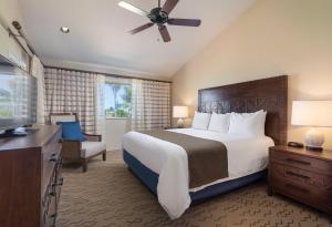 科纳科纳海岸度假酒店的酒店客房,配有床和电视