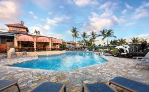 科纳科纳海岸度假酒店的一个带椅子的游泳池,一个度假胜地