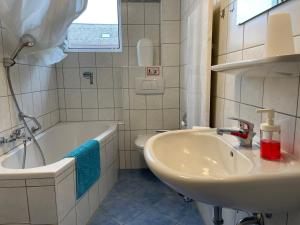 奥森富尔特Ochsenfurt am Main 5 Zimmer Küche Parkplatz的浴室配有盥洗盆和浴缸。