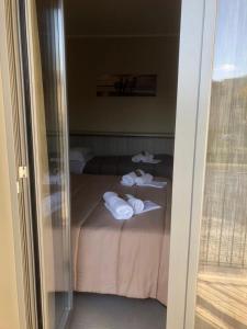 PozzilliGerberarooms的一间卧室配有两张床,并备有折叠毛巾。