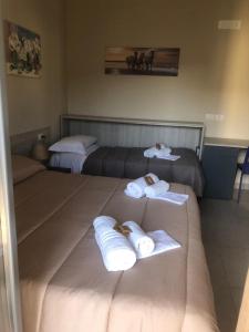 PozzilliGerberarooms的酒店客房,配有两张带毛巾的床