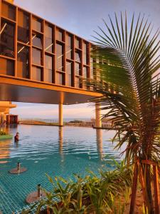 马六甲Sea view Bali Residence Melaka的棕榈树在水体上的桥梁