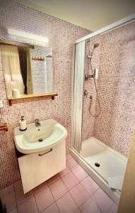 特拉尼Il Sole的一间带水槽和淋浴的浴室
