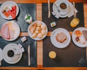 波苏斯-迪卡尔达斯米纳斯吉拉斯酒店的餐桌,盘子上放着食物和咖啡