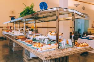 波苏斯-迪卡尔达斯米纳斯吉拉斯酒店的包括各种糕点和其他食品的自助餐