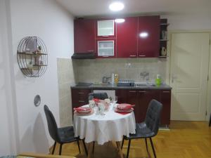 索科矿泉村Studio Centar Park的厨房配有带白色桌布的桌子
