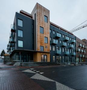 雷克雅未克Center apartments - Hekla的街道边的建筑物