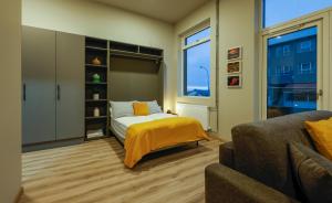 雷克雅未克Center apartments - Hekla的一间卧室配有一张床和一张沙发