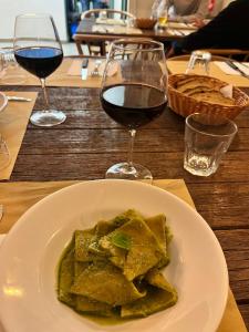斯培西亚Ostello Tramonti的桌上的一小块食物,加上一杯葡萄酒