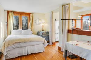LopezMilagra Guest House的一间卧室设有一张大床和一个窗户。