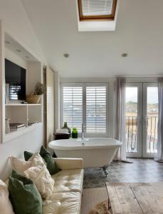 圣艾夫斯Harbour View House的带沙发的客厅内的白色大浴缸