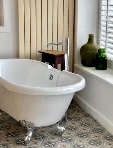 圣艾夫斯Harbour View House的带花瓶的浴室内的白色浴缸