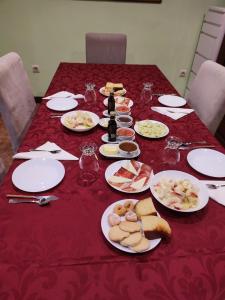 El PontónAlvares de Corvera的红色桌子,上面有食物盘