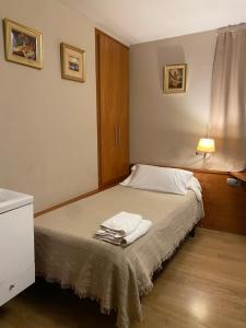 卡德德乌HOSTAL GALICIA CARDEDEU的一间卧室配有一张床,上面有两条毛巾