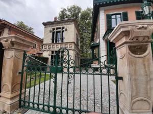 维希Pavillon indépendant en plein centre de Vichy的房屋前的铁门