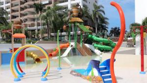 巴亚尔塔港Beachfront Resort Condo beside la Isla Mall的一个带一系列操场设备的水上公园