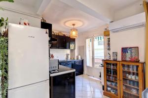 戛纳HENRI CAMILLE REAL ESTATE - ALEXANDRA - 2 bedrooms的厨房配有白色冰箱和台面