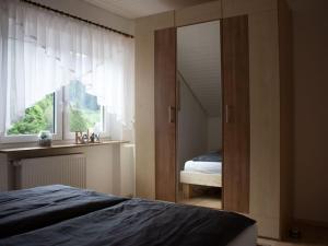 巴特里坡德索西坡Ferienwohnung Schwarzwaldblick的一间卧室设有一张床和一个窗口