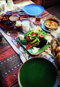 于尔居普石窟艺术酒店的一张桌子上放着一盘绿色的食物