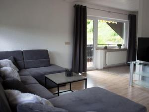 巴特里坡德索西坡Ferienwohnung Schwarzwaldblick的客厅配有沙发和桌子