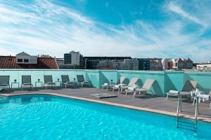里斯本SANA酒店的建筑物屋顶上的游泳池