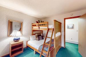 拉德洛Kettle Brook J1的一间带双层床和梯子的小卧室
