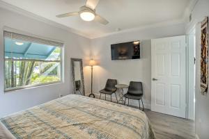 克利尔沃特Indian Rocks Beach Duplex, Close to Beaches!的一间卧室配有一张床、两把椅子和一张桌子