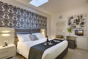 罗马迪瑞沃龙门塔拉酒店的一间带大床和电视的卧室