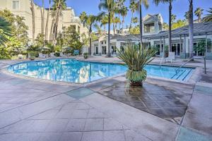 尔湾Serene Irvine Retreat with Heated Pool Access!的房屋前的游泳池