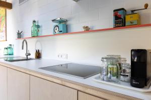 ZoerselOrigineel gerenoveerde schuur nabij Antwerpen的厨房柜台设有水槽和台面