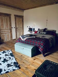 EchallonL'instant présent的一间卧室配有一张床,铺有木地板