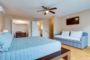莫比尔Walkable Downtown Apt with Game Room!的一间卧室配有蓝色的床和蓝色的沙发