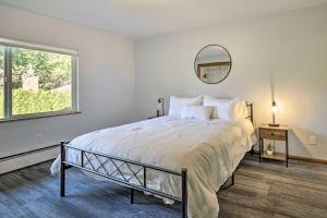 林伍德Lakefront Seattle Area House with Private Deck!的一间卧室配有一张大床和镜子
