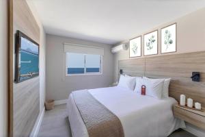 埃斯特角城Nobile Hotel Montoya的卧室设有一张白色大床和一扇窗户。