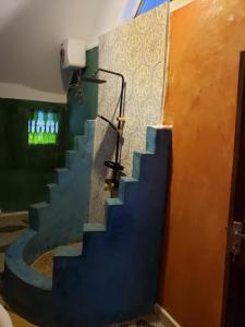 米查维Sagando Bungalows Zanzibar的一条有蓝色墙壁的楼梯