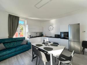 吉法Belvedere 229 Lakeview Apartment的厨房以及带桌子和蓝色沙发的客厅。