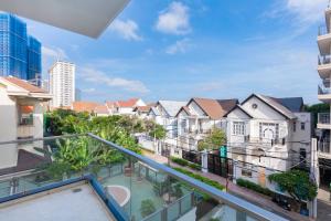 头顿Minh Phước Villa 12 Kim Ngân的公寓的阳台享有建筑的景致。
