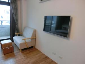 花莲市齐亚风情的客厅设有壁挂式平面电视。