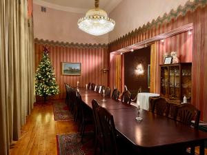 萨翁林纳Hotel Hospitz的圣诞树间一张长桌