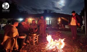 El BarrialMonzaque- paraíso de bachué的一群人站在火炉旁